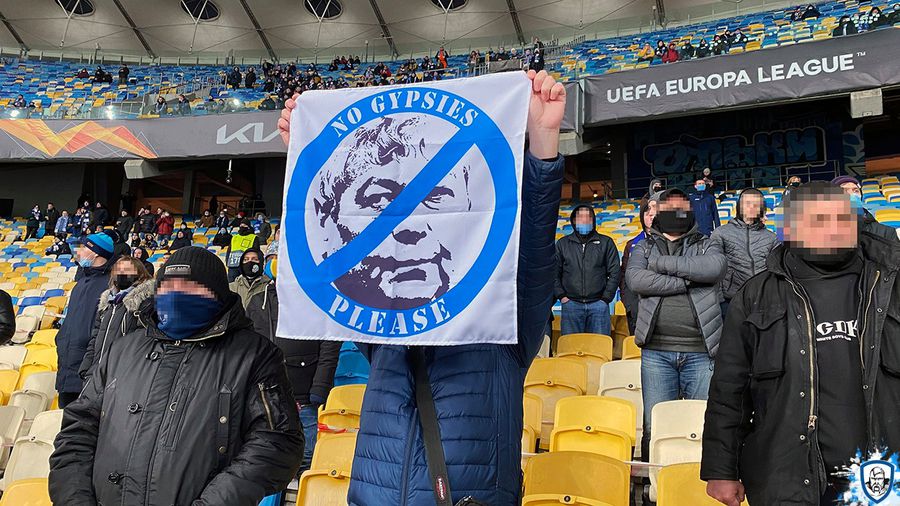 UEFA, ăsta nu-i rasism?! Mircea Lucescu, victima propriilor suporteri » Mesaj scandalos