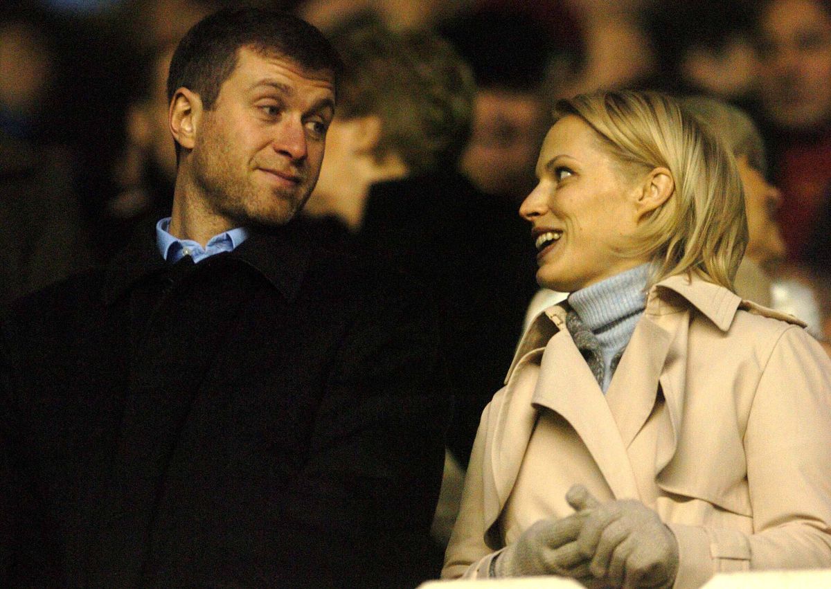 Fosta soție a lui Roman Abramovich se ascunde în vila din Londra de teamă că-și va pierde averea de 500 de milioane de lire. Detalii incredibile