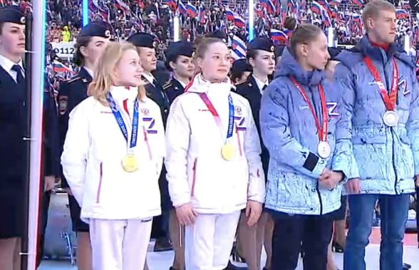 Revoltător! Sportivi olimpici ruși, surprinși alături de Vladimir Putin la concertul de la Moscova » Și-au lipit litera Z pe piept!