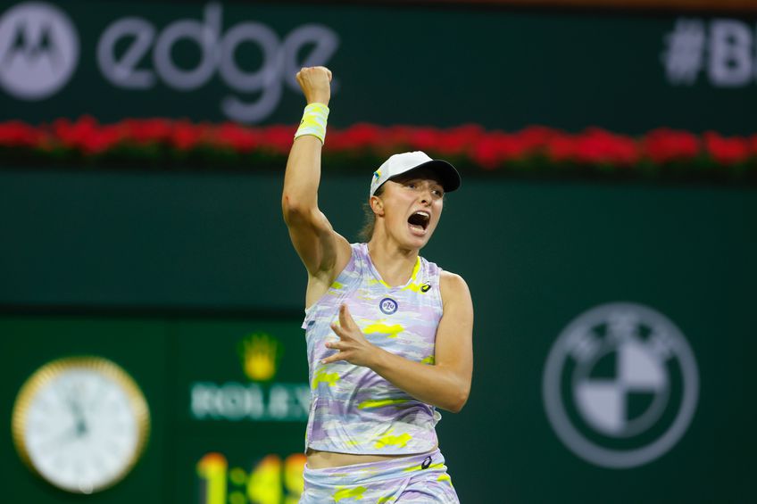 Simona Halep (30 de ani, locul 26 WTA) a fost învinsă de Iga Swiatek (20 de ani, 4 WTA), scor 6-7(6), 4-6, în prima semifinală WTA a turneului de la Indian Wells! Mai jos, prima reacție a polonezei de la final.