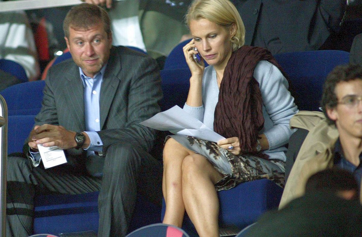 Fosta soție a lui Roman Abramovich se ascunde în vila din Londra de teamă că-și va pierde averea de 500 de milioane de lire. Detalii incredibile