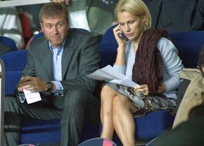 Fosta soție a lui Roman Abramovich se ascunde în vila din Londra de teamă că-și va pierde averea de 500 de milioane de lire. Detalii incredibile