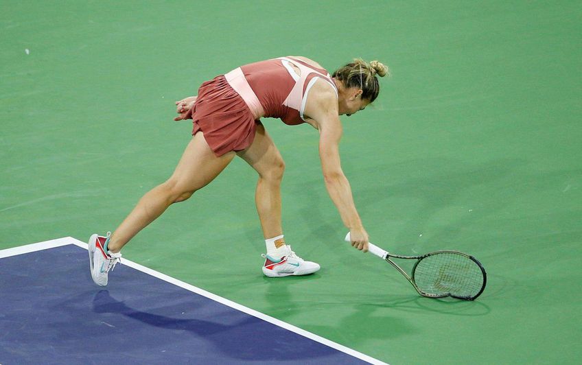 Simona Halep (30 de ani, locul 26 WTA) și-a pierdut cumpătul la finalul primului set cu Iga Swiatek (20 de ani, 4 WTA) din semifinalele Indian Wells.