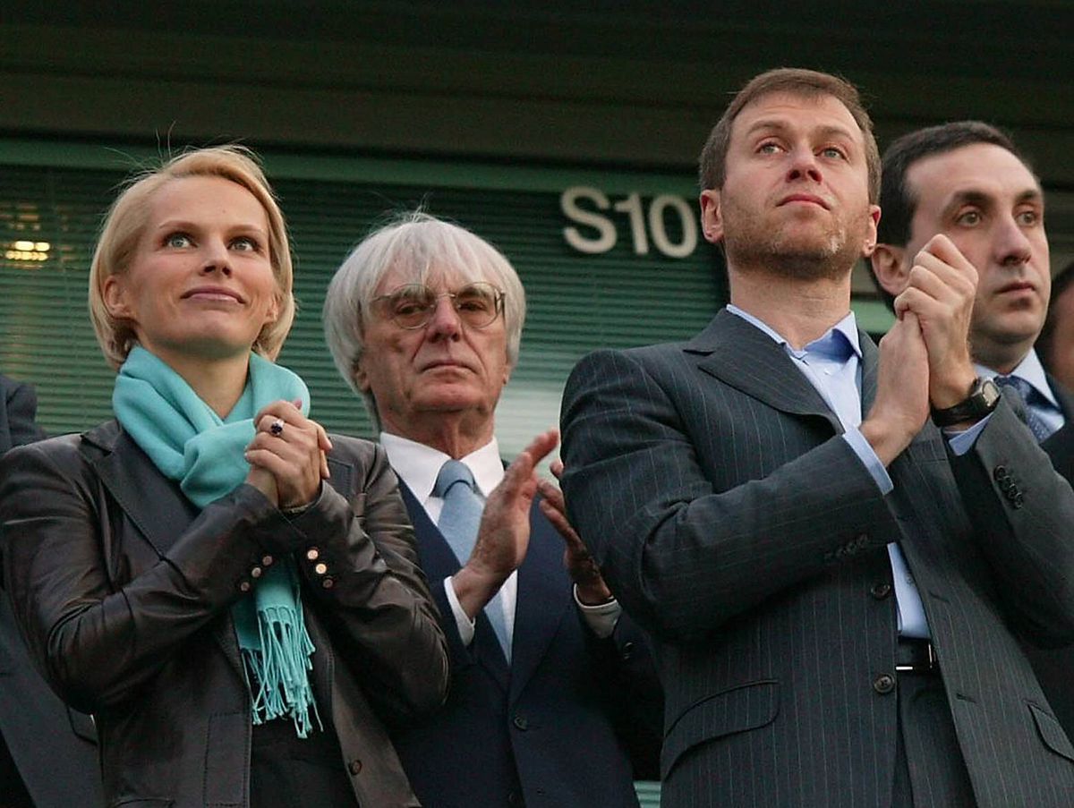 Fosta soție a lui Roman Abramovich se ascunde în vila din Londra de teamă că-și va pierde averea de 500 de milioane de lire. Detalii incredibile