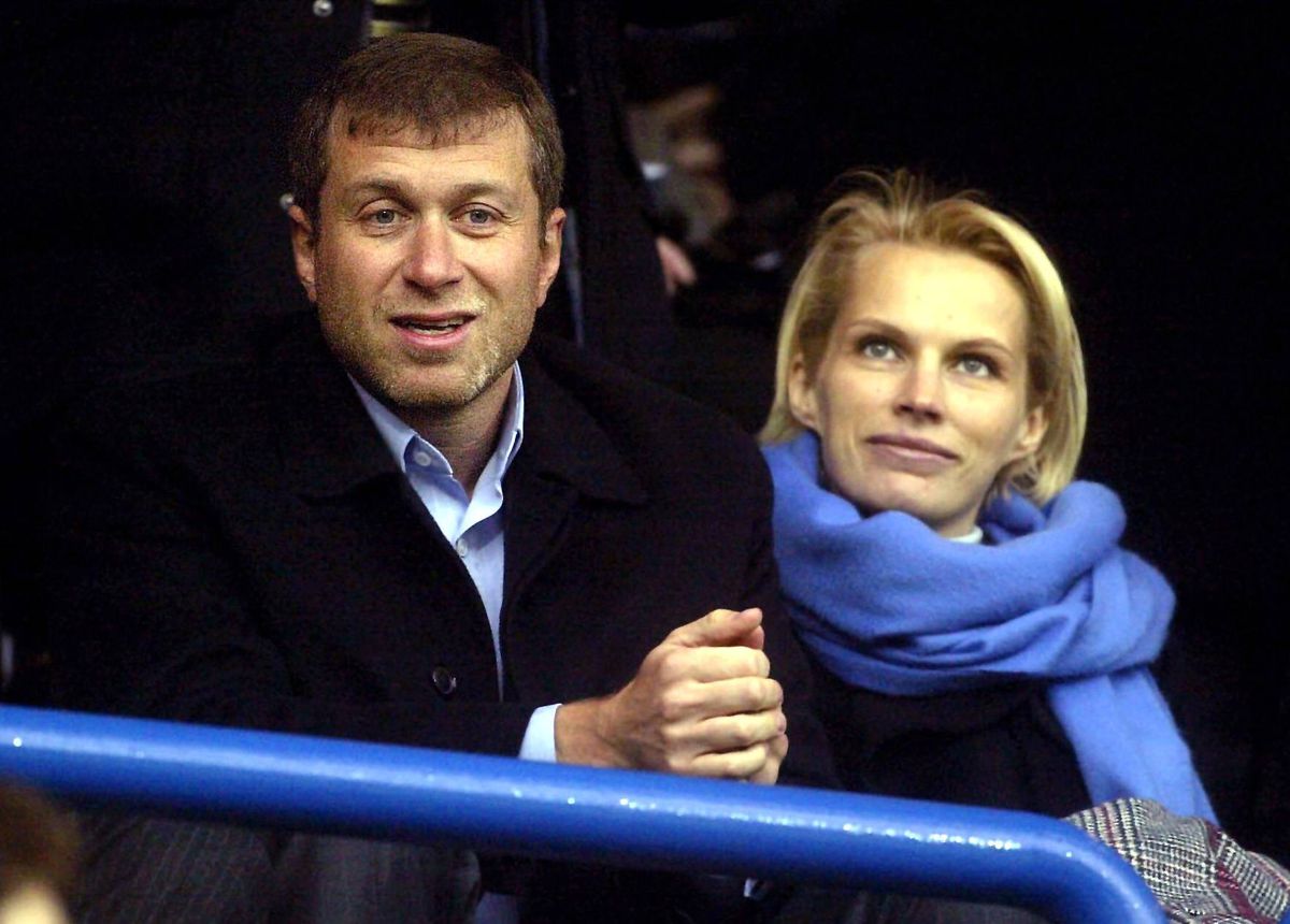 Fosta soție a lui Roman Abramovich se ascunde în vila din Londra de teamă că-și va pierde averea de 500 de milioane de lire. Detalii incredibile
