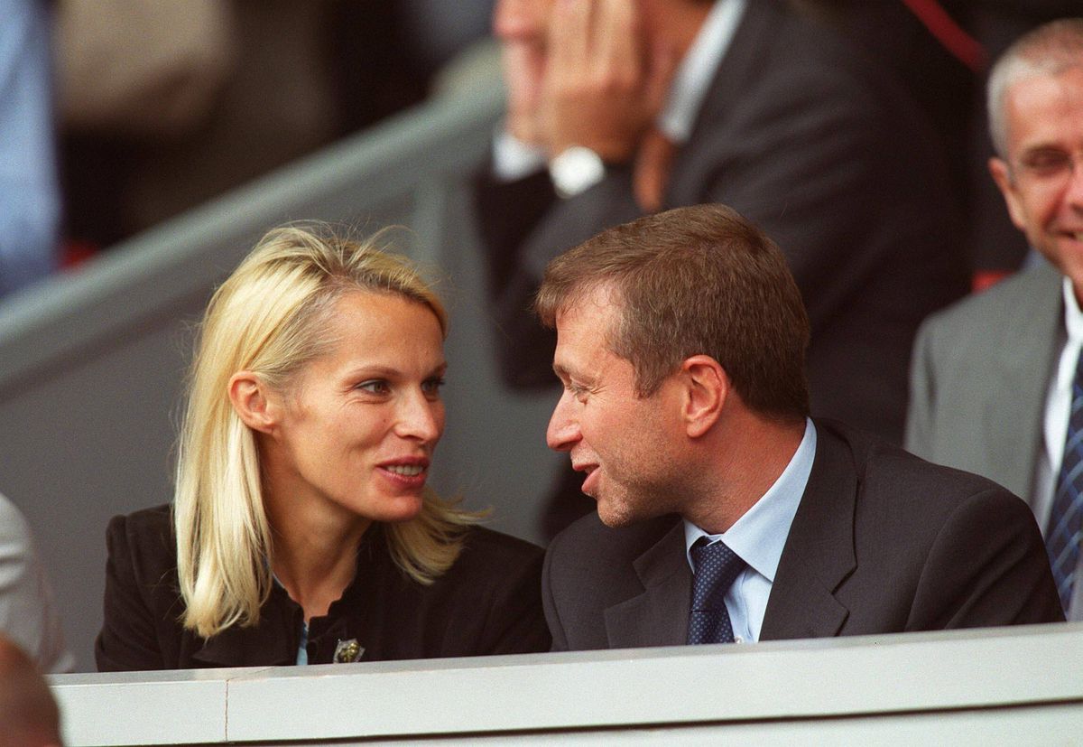 Fosta soție a lui Roman Abramovich se ascunde în vila din Londra de teamă că-și va pierde averea de 500 de milioane de lire. Detalii incredibile