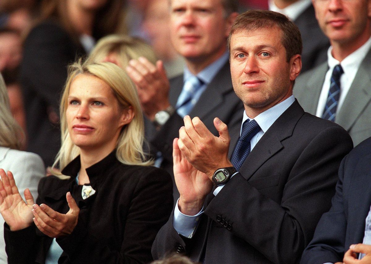 Fosta soție a lui Roman Abramovich se ascunde în vila din Londra de teamă că-și va pierde averea de 500 de milioane de lire. Detalii incredibile