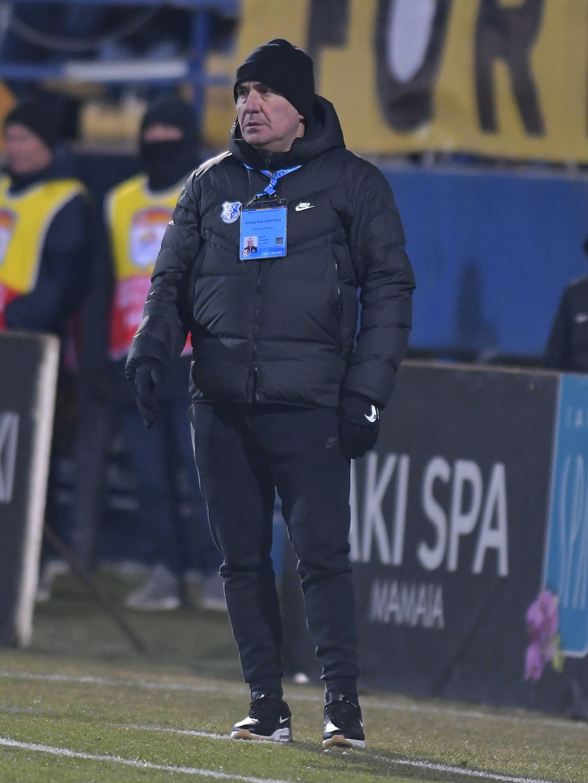 N-a uitat poezia :)) Dan Petrescu, după ce s-a împiedicat de Hagi: „E incredibil ce pățim!”