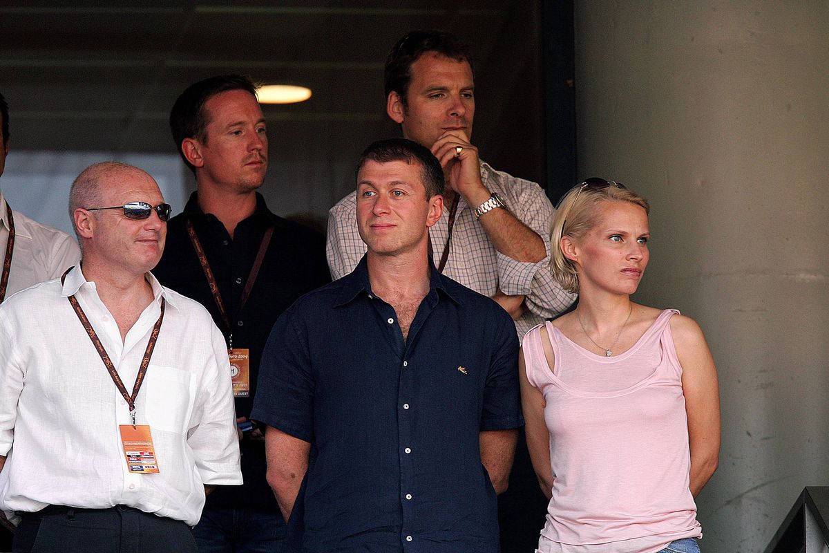 Fosta soție a lui Roman Abramovich se ascunde în vila din Londra de teamă că-și va pierde averea de 500 de milioane de lire. Detalii incredibile