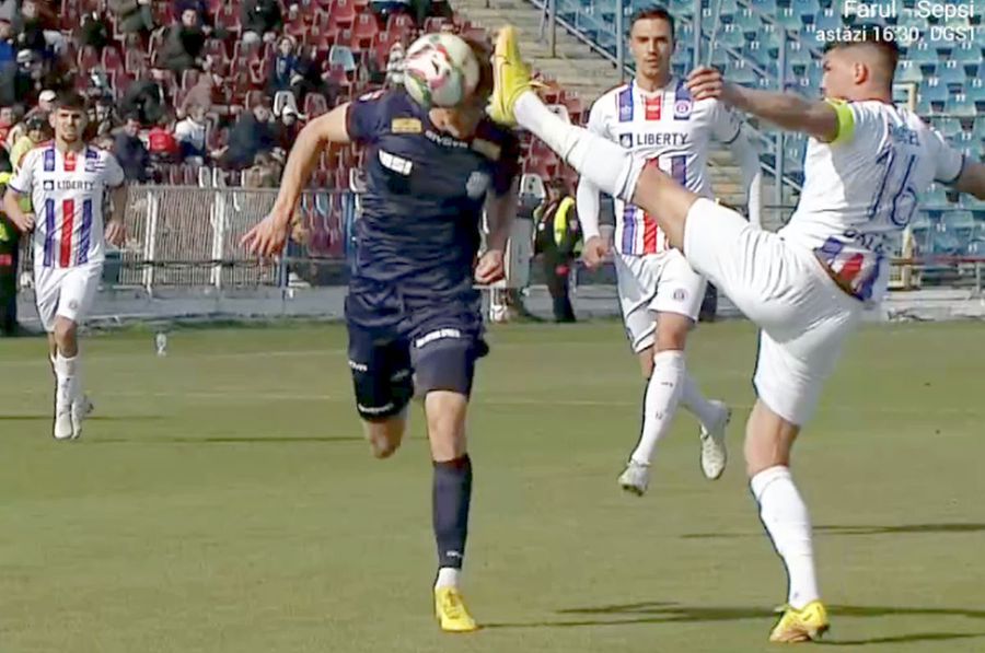 Ghiocel l-a lovit cu talpa în față pe Cătălin Itu // foto: captură DigiSport Oțelul Galați - Poli Iași 1-2, în play-off-ul din Liga 2 » Trupa lui Leo Grozavu se impune pe terenul echipei lui Dorinel Munteanu! Clasamentul ACUM