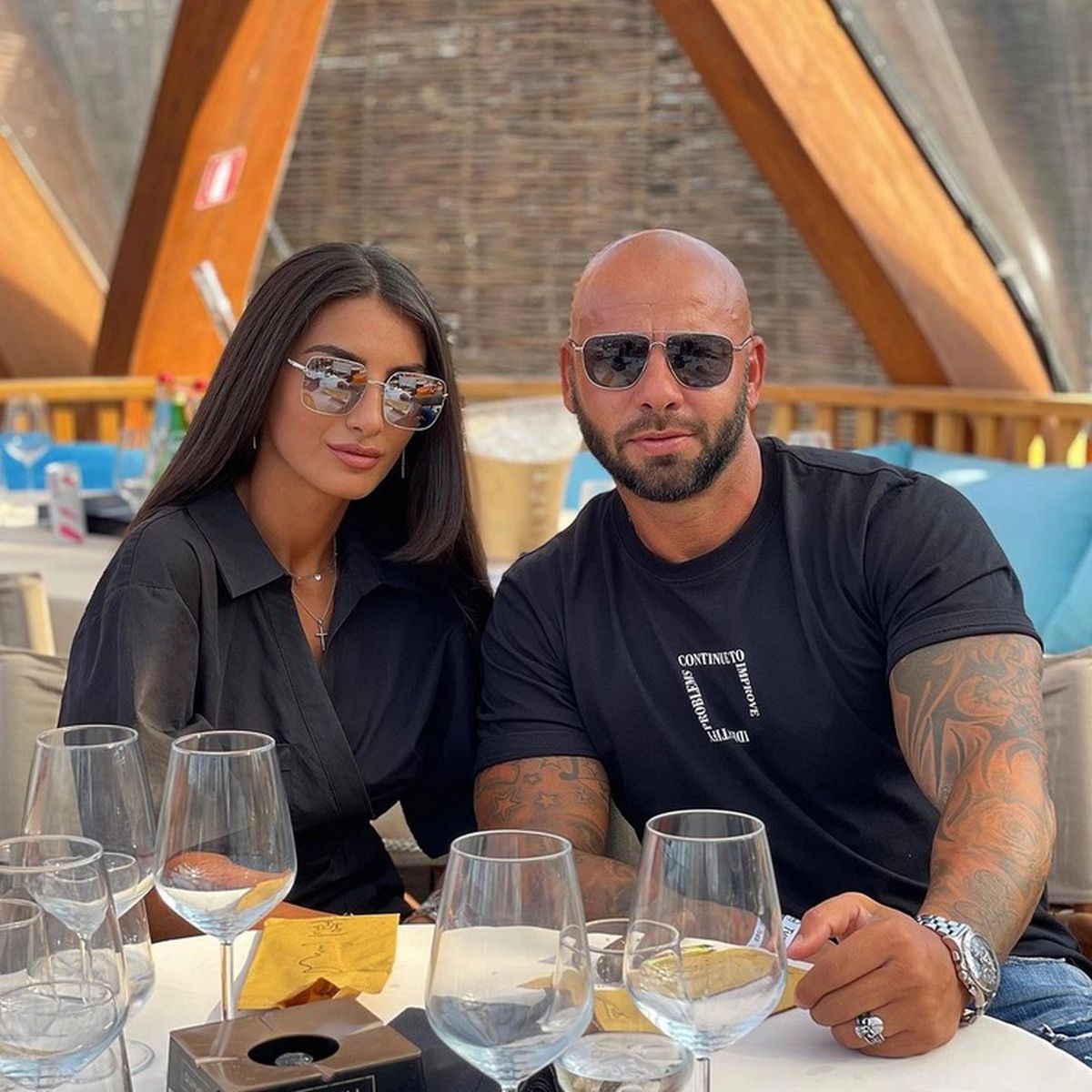 Giani Kiriță, fițe într-un club din Mamaia de 1 Mai! A fumat trabuc și s-a mândrit cu iubita de doar 24 de ani