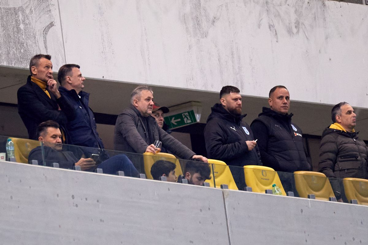 Mihai Rotaru, transfigurat la „oficială” » Flancat de Bobonete și de un fost ministru, s-a calmat cu un whisky după golul lui Edjouma