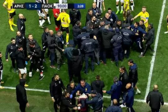 PAOK Salonic, formația antrenată de Răzvan Lucescu, s-a impus pe terenul rivalei Aris, scor 2-1. Antrenorul român a fost eliminat și înjurat de președintele adversarilor.