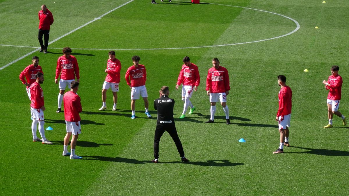 9 detalii de la Dinamo - Buzău » Cum s-a descurcat debutantul de 16 ani, momentul impresionant de la start + ce au cerut fanii la final