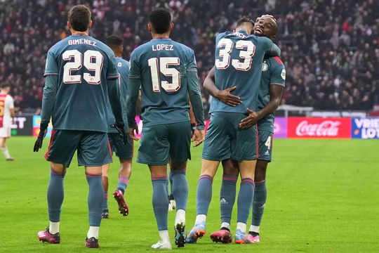 Jucătorii de la Feyenoord Rotterdam sărbătoresc unul dintre golurile marcate cu Ajax // Foto: Imago