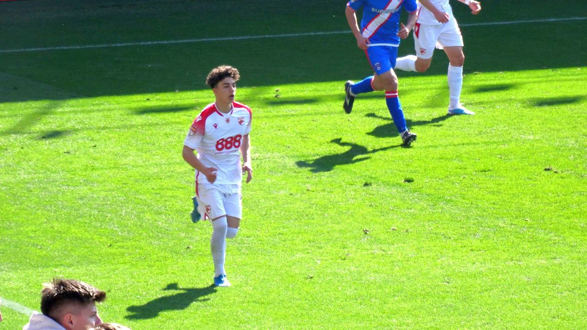 9 detalii de la Dinamo - Buzău » Cum s-a descurcat debutantul de 16 ani, momentul impresionant de la start + ce au cerut fanii la final