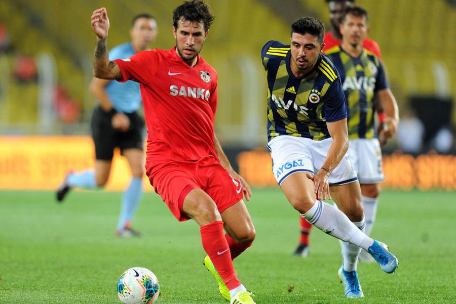 Jefferson, în roșu Nici n-a apucat să debuteze în Liga 1, dar Marius Șumudică pariază pe el: „Ce fotbalist! Cel mai bun din România la ora actuală!”