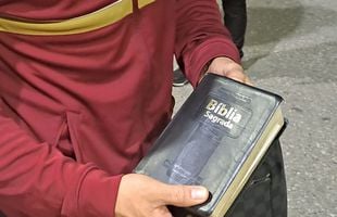 Titularul din CFR Cluj - Rapid a venit cu Biblia la meci » Imagini inedite surprinse de echipa GSP în parcarea din Gruia