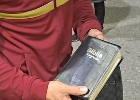Titularul din CFR Cluj - Rapid a venit cu Biblia la meci » Imagini inedite surprinse de GSP în parcarea din Gruia