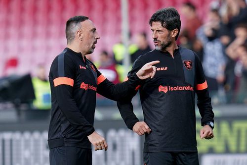 Frank Ribery, discutând cu un coleg din stafful tehnic al Salernitanei / Foto: Imago