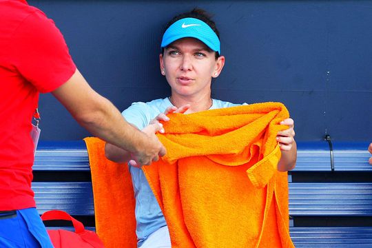 Simona Halep, luând o pauză la antrenamentele de la WTA Miami, foto: Imago