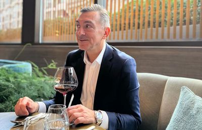 Pe ce sumă vinde Ilie Dumitrescu Hanul cu Tei, proprietatea sa celebră din Centrul Vechi