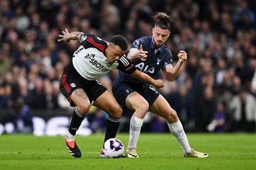 Radu Drăgușin împotriva lui Rodrigo Muniz, adversarul direct la 0-3 cu Fulham Foto: Guliver/GettyImages