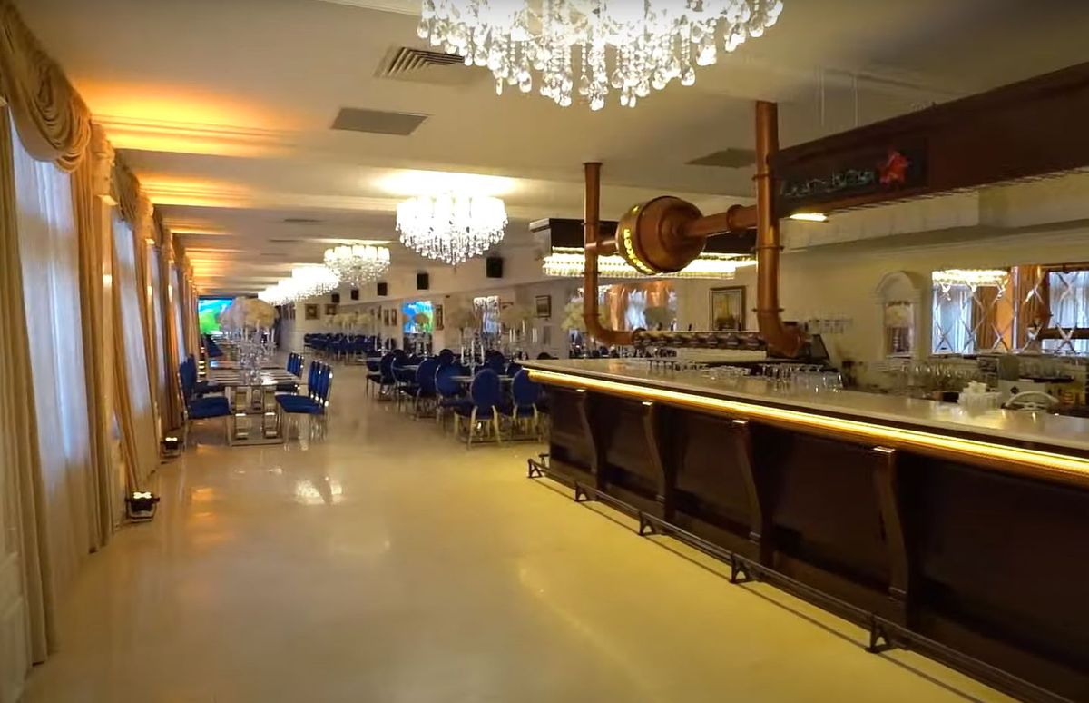 Pe ce sumă vinde Ilie Dumitrescu Hanul cu Tei, proprietatea sa celebră din Centrul Vechi