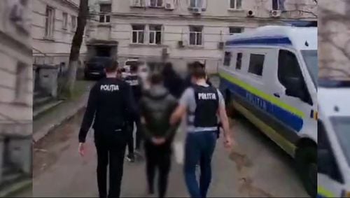 Doi suporteri din Peluza Nord Craiova au fost reținuți. Foto: Captură IPJ Dolj