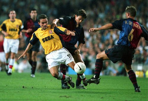 Jari Litmanen (în centru), în duel cu Marc Overmars și susținut de Ron de Boer într-un meci Barcelona - Arsenal, în Liga Campionilor, în toamna lui 1999 Foto: Imago