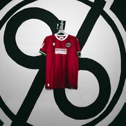 Hannover 96 a lansat un tricou roșu antirasism într-o ediție specială produsă de Macron