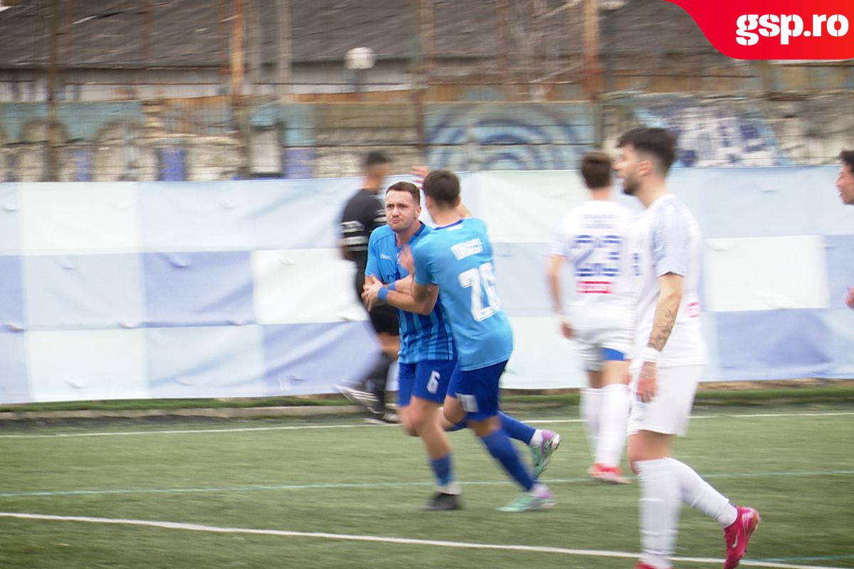 O zi de meci la Progresul Spartac: eurogol și indicații pe tabletă! » GSP a intrat în vestiarul formației cu patron-antrenor