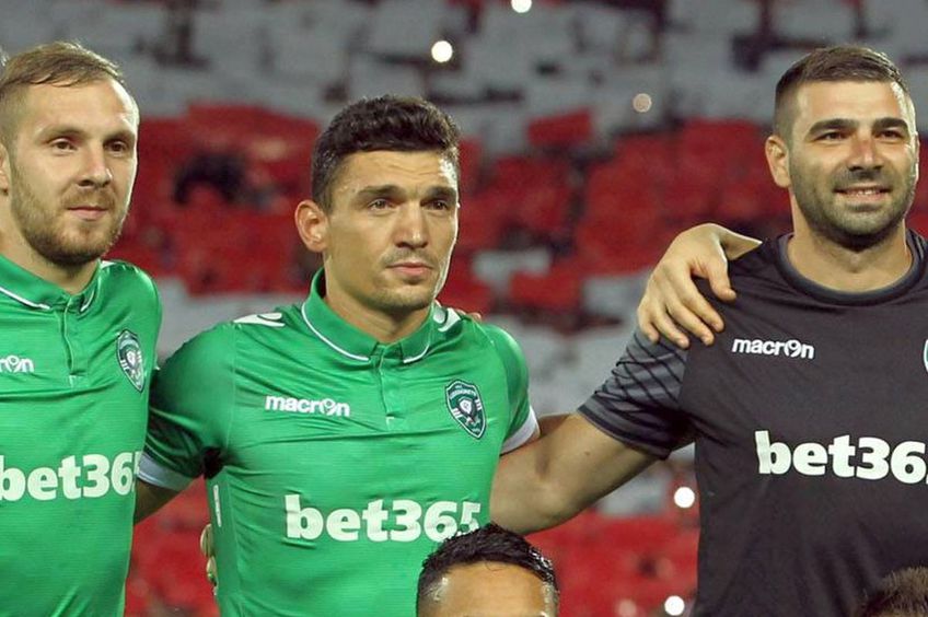 Claudiu Keșeru (centru) și Vladislav Stoyanov (dreapta), în tricoul lui Ludogorets
