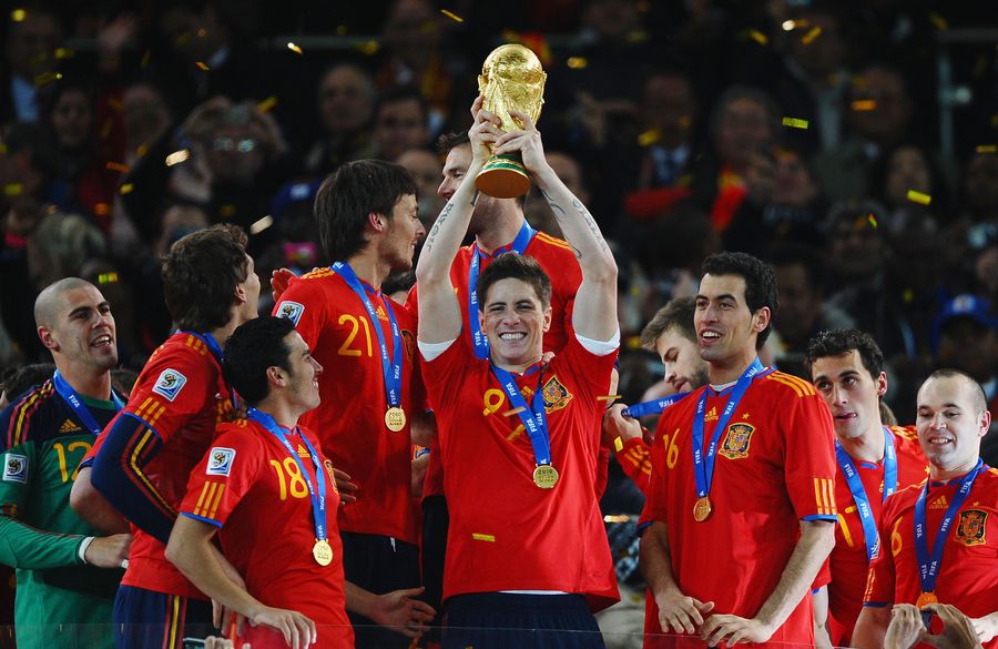 Fernando Torres, ridicând trofeul Cupei Mondiale din 2010 „Ca portar, mi-am rupt dinții. Mama m-a trecut în atac” » Vârful îndrăgostit de Atletico Madrid a răvășit Premier League, a fost făcut „trădător”, „flop” și erou al marilor finale