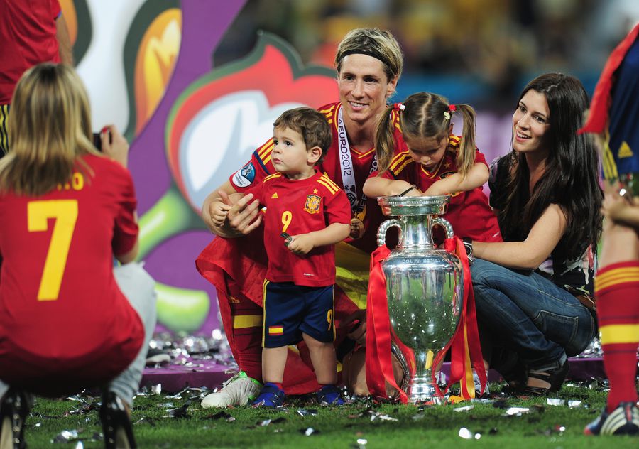 Torres, sărbătorind câștigarea Campionatului European din 2012 alături de soția sa și cei doi copii „Ca portar, mi-am rupt dinții. Mama m-a trecut în atac” » Vârful îndrăgostit de Atletico Madrid a răvășit Premier League, a fost făcut „trădător”, „flop” și erou al marilor finale