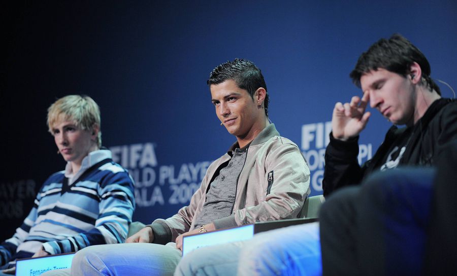 Fernando Torres (stânga), alături de Cristiano Ronaldo și Leo Messi la gala „FIFA World Player of the Year 2008” „Ca portar, mi-am rupt dinții. Mama m-a trecut în atac” » Vârful îndrăgostit de Atletico Madrid a răvășit Premier League, a fost făcut „trădător”, „flop” și erou al marilor finale