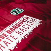 Hannover 96 a lansat un tricou roșu antirasism într-o ediție specială produsă de Macron