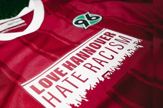 Hannover 96 a lansat un tricou roșu antirasism într-o ediție specială produsă de Macron