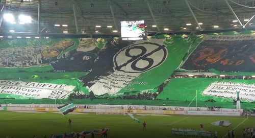 Scenografie făcută vineri de fanii lui Hannover la meciul de la Gelsenkirchen cu Schalke (2-1)