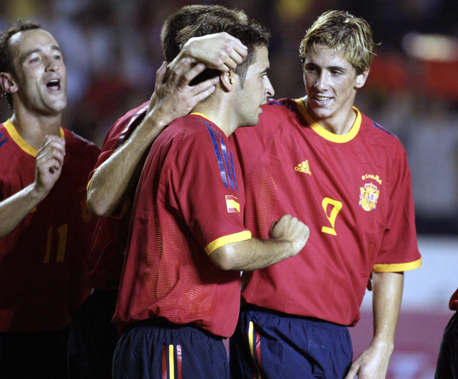 Fernando Torres (dreapta), la debutul său pentru echipa națională „Ca portar, mi-am rupt dinții. Mama m-a trecut în atac” » Vârful îndrăgostit de Atletico Madrid a răvășit Premier League, a fost făcut „trădător”, „flop” și erou al marilor finale