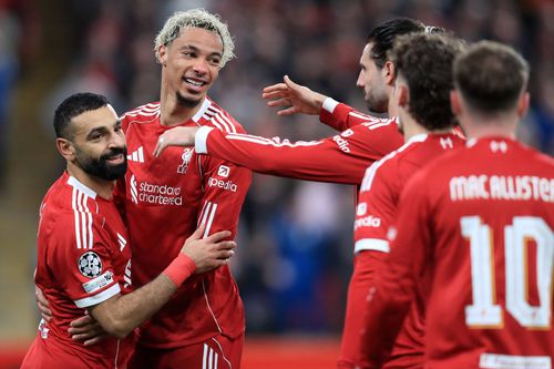 Mohamed Salah (stânga) celebrează împreună cu coechipierii marcarea unui gol / Foto: Imago
