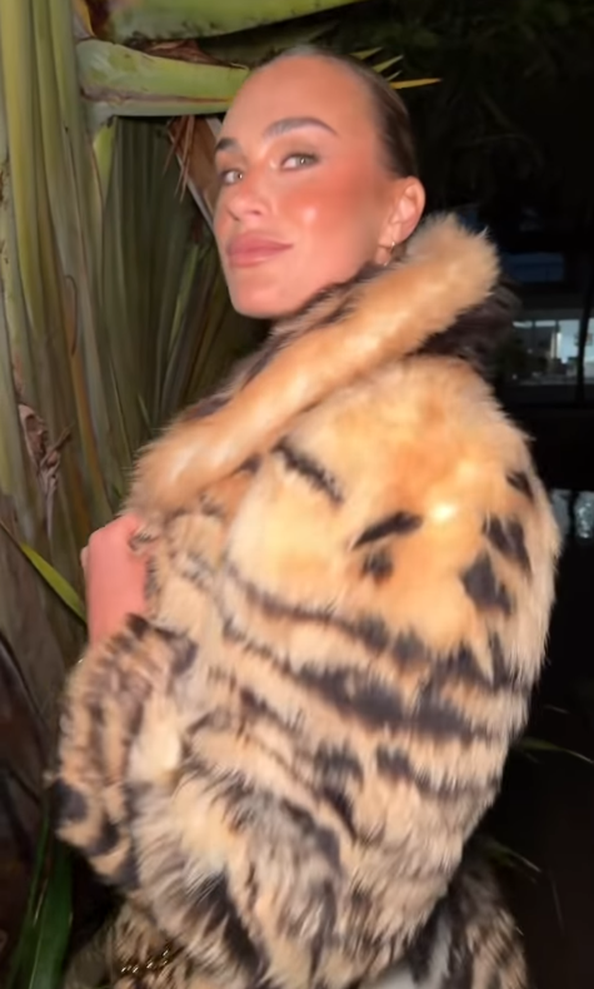 Aryna Sabalenka, apariție spectaculoasă la Miami, în dresuri plasă și haină de 37.000 de euro