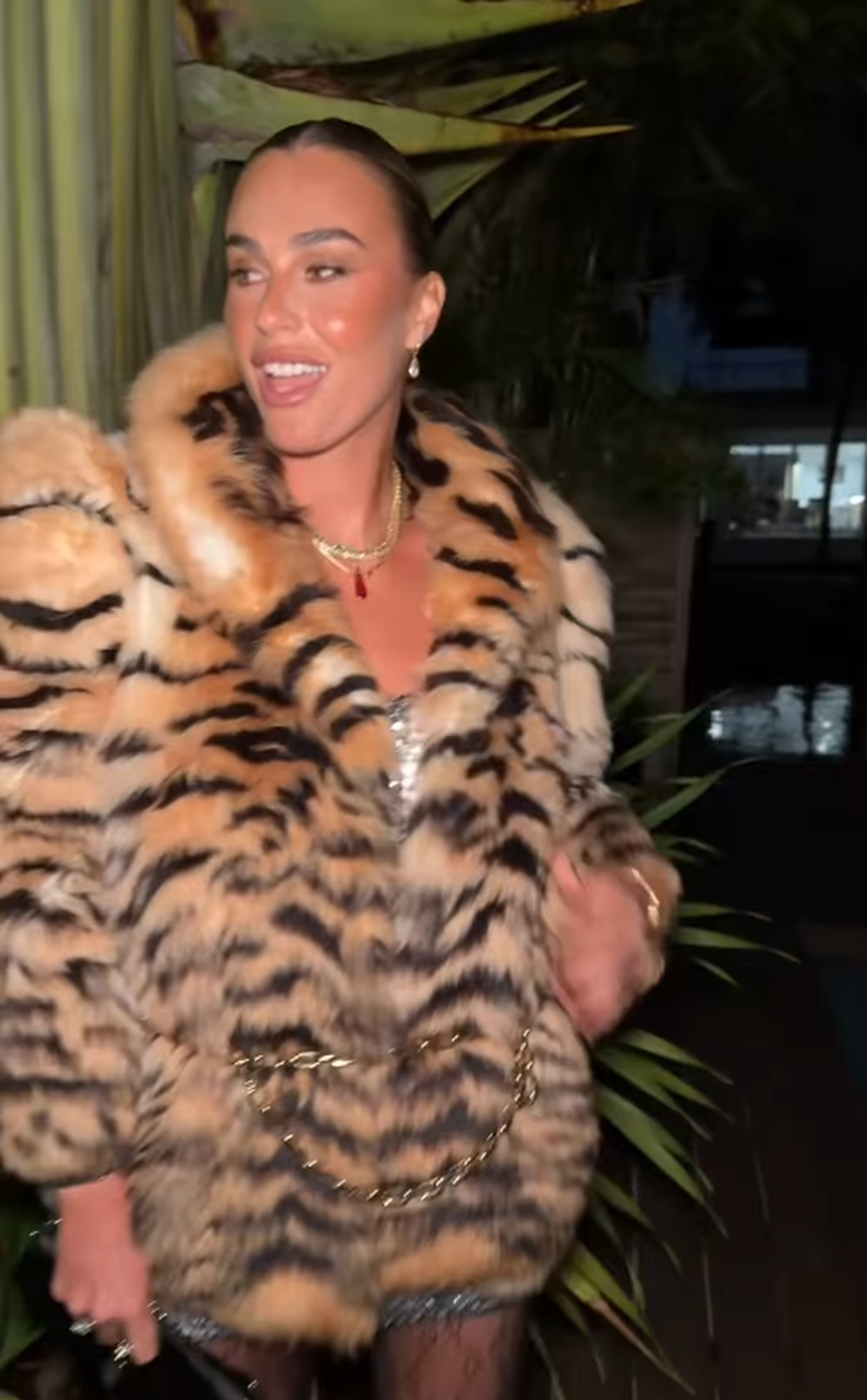 Aryna Sabalenka, apariție spectaculoasă la Miami, în dresuri plasă și haină de 37.000 de euro