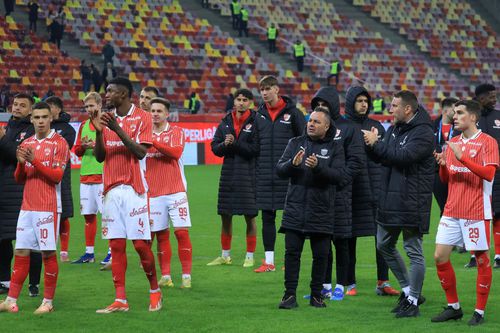 Dinamoviștii, consolați de fani la final