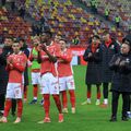 Dinamoviștii, consolați de fani la final
