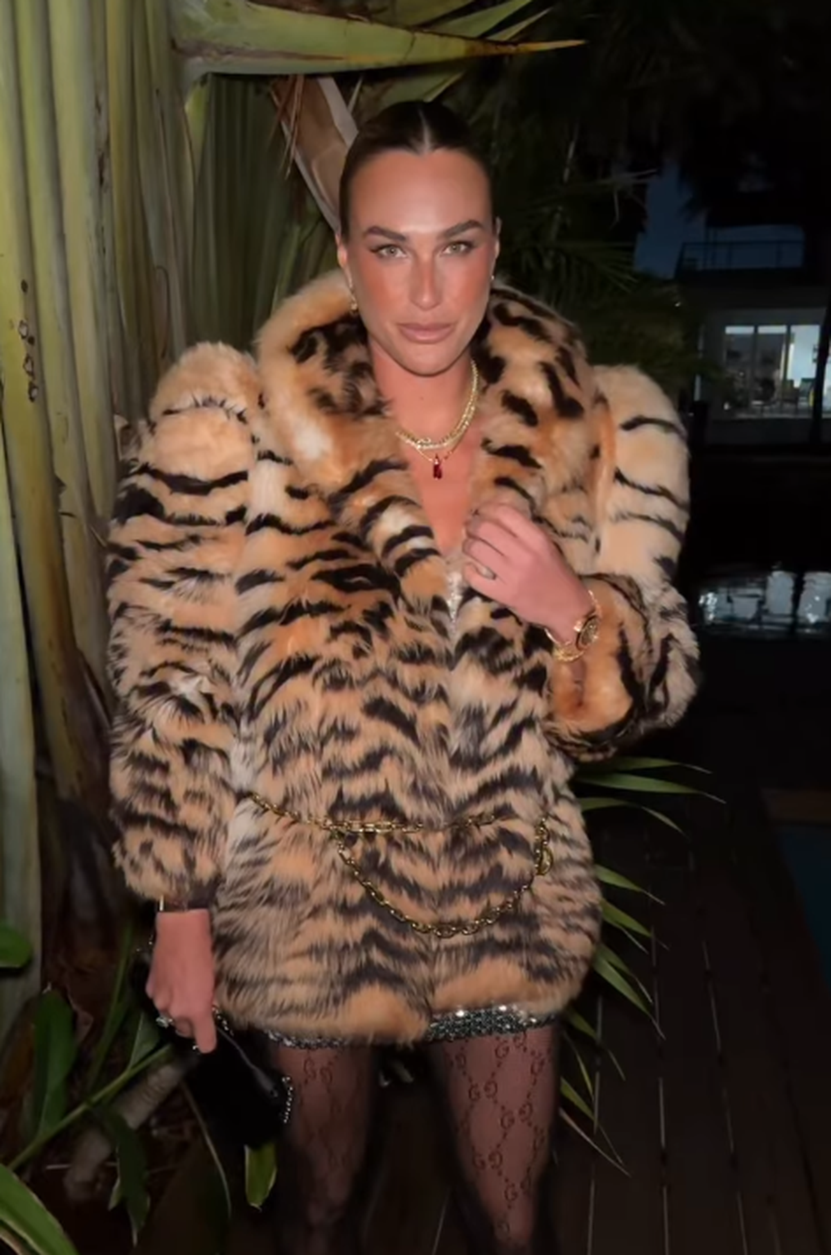 Aryna Sabalenka, apariție spectaculoasă la Miami, în dresuri plasă și haină de 37.000 de euro