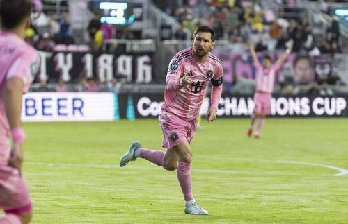 Lionel Messi celebrează golul 900 într-un meci oficial / Foto: Imago