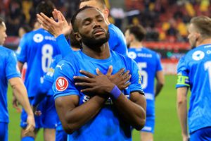 Dinamo - Universitatea Craiova, derby pe Arena Națională » Etim deschide scorul, iar Bancu este eliminat