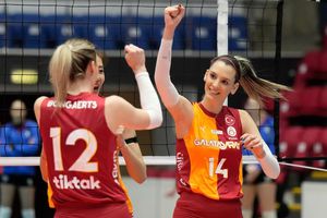 Moment emoționant în Sala Polivalentă din București! Desemnată MVP a semifinalei Cupei CEV, Alexia Căruțașu a fost premiată de tatăl ei