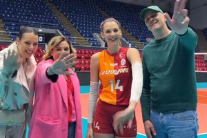 Moment emoționant în Sala Polivalentă din București! Desemnată MVP a semifinalei Cupei CEV, Alexia Căruțașu a fost premiată de tatăl ei